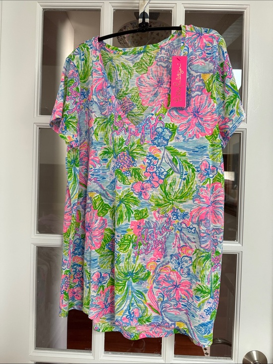 Lilly Pulitzer Tops - Lilly Pulitzer Pink & Blue Tropical Floral Aloha pattern V-Neck Top
